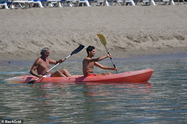 Джокович разпуска в кану и с йога на плажа (снимки)
