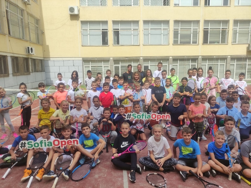 Адриан Андреев игра тенис с деца от 49 ОУ Бенито Хуарес