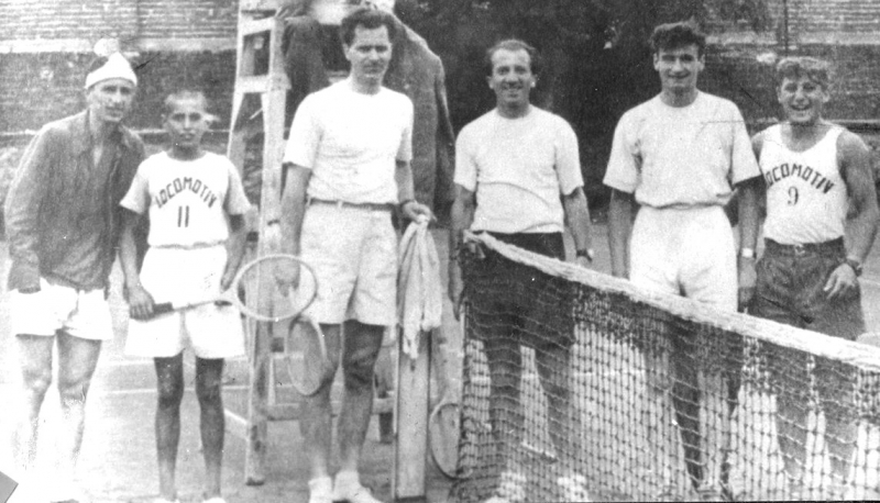 Осем десетилетия на тенис корта