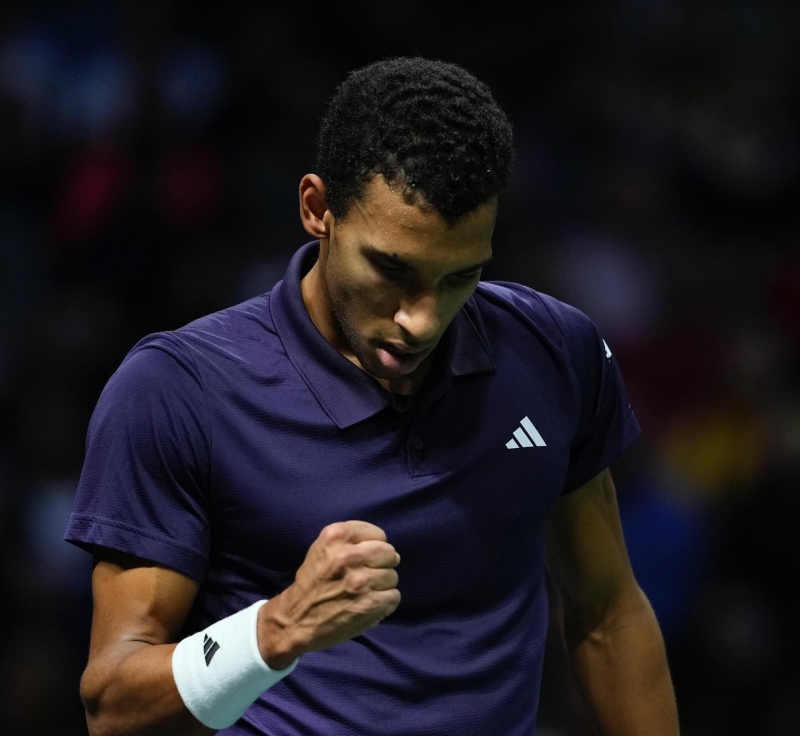 Феликс Оже-Алиасим е първият полуфиналист в Париж