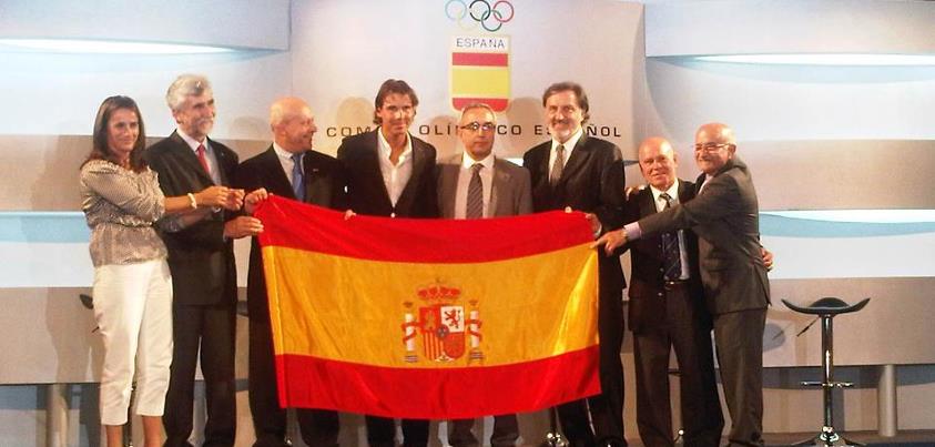 СНИМКИ: Рафаел Надал получи испанския флаг