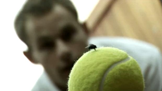 ВИДЕО: "Обезумелият" Родик преследва муха в съблекалнята си