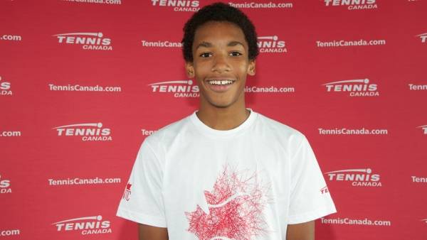 Роден през 2000 г. влиза в световната ранглиста на АТР