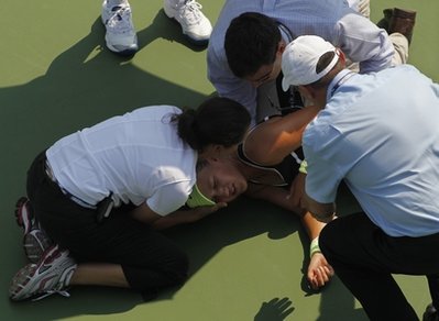 Азаренка припадна след топлинен удар - напусна US Open (снимки)