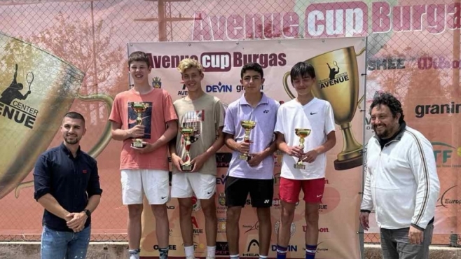 Стефан Цветков и Росен Марков наградиха призьорите от турнира до 14 г. от първа категория на Тенис Европа в Бургас