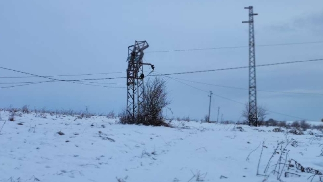 Заради мокрия сняг е усложнена обстановката в Западна България