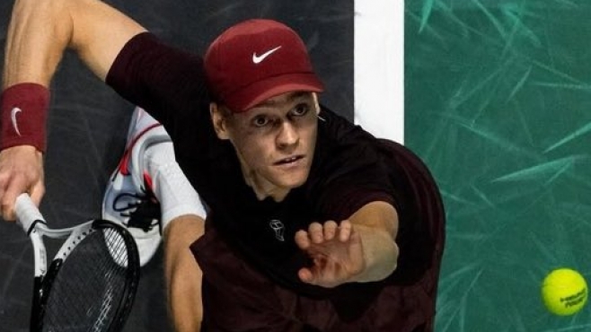 Синер започна опита си да се върне под №1 с чиста победа в Париж