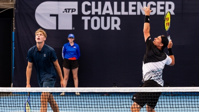 Лейтън Хюит се завърна на корта в тандем със сина си