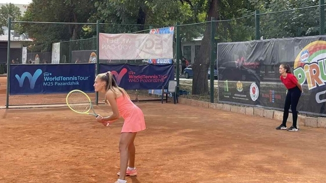 Денислава Глушкова се класира убедително за четвъртфиналите в Анталия