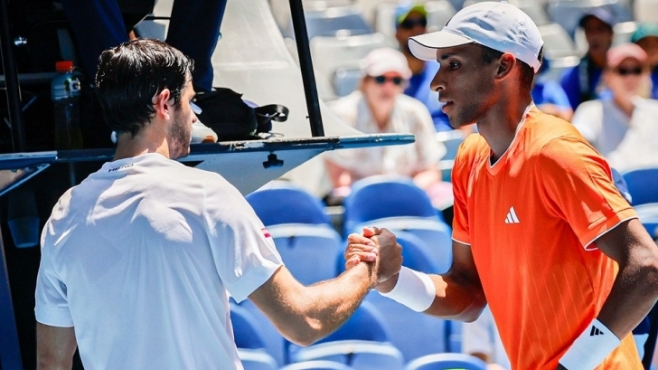 Физически срив прекрати участието на Оже-Алиасим на Australian Open