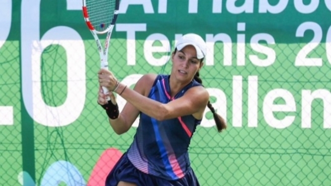 Изабелла Шиникова отпадна на единично, но продължава на двойки в Бахрейн