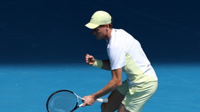 Синер започна похода за трета поредна титла с отказ на съперника