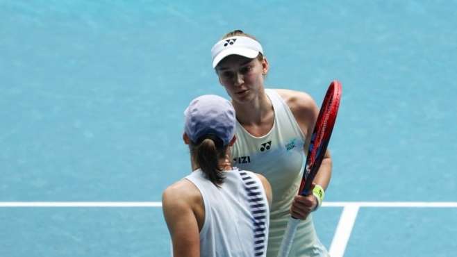 Рибакина надви Швьонтек и достигна до полуфиналите без загубен сет
