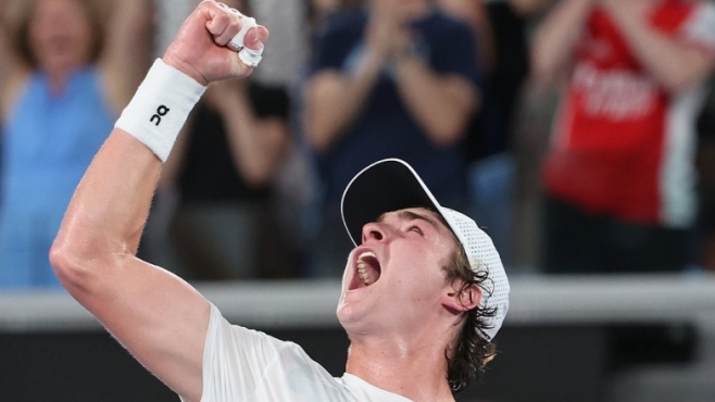 Жоао Фонсека счупи каръка у дома