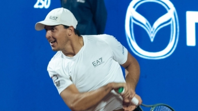 Дардери продължава със силното си представяне на клей и е на трети 1/4-финал за годината