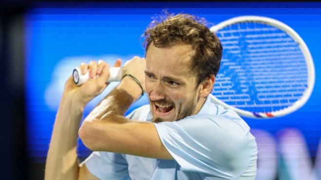 Дубай се усмихна на Медведев – финалът приключи без игра