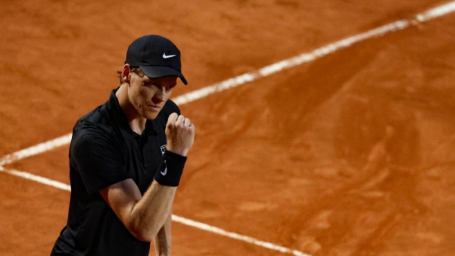 Синер даде три гейма на Умбер в първия си мач на червено