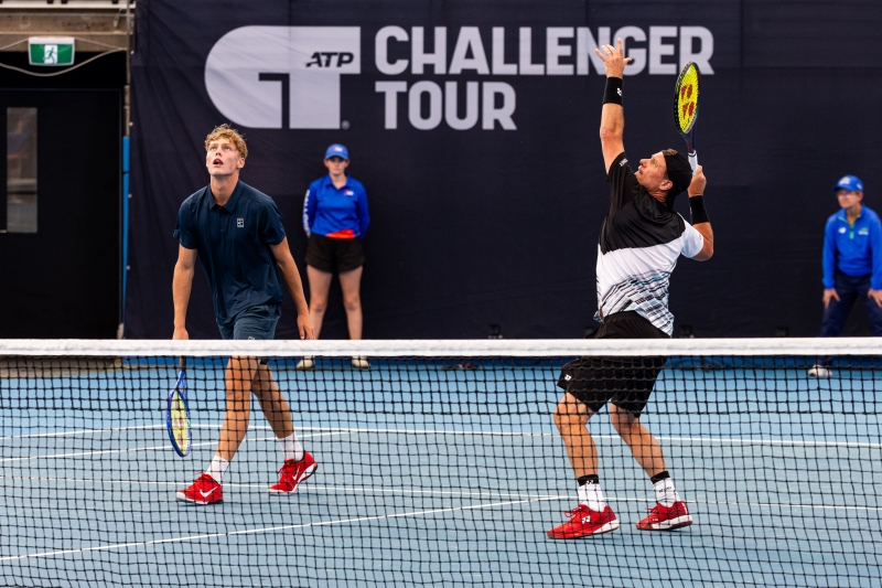 Лейтън Хюит се завърна на корта в тандем със сина си