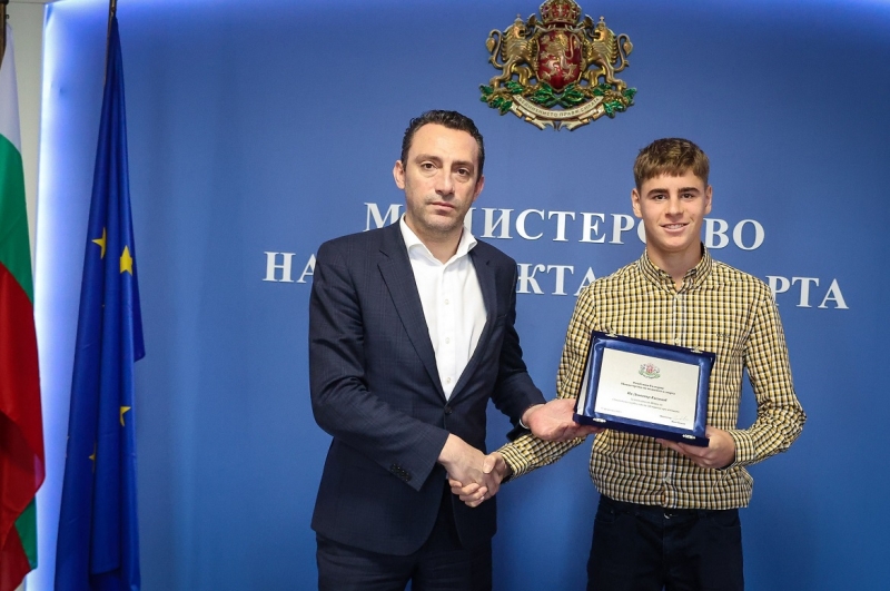 Министърът на младежта и спорта награди Димитър Кисимов за титлата му на Australian Open