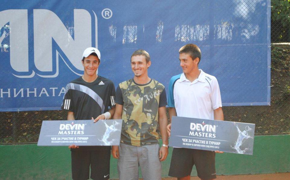 Млади тенис надежди заминаха на турнир в Кипър