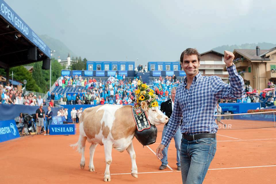 Изненадаха Федерер с... крава на корта в Гщаад (снимки)