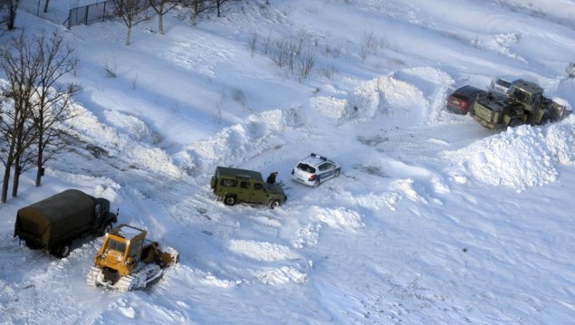 ВИДЕО: Джокович помага на закъсали в снега сънародници