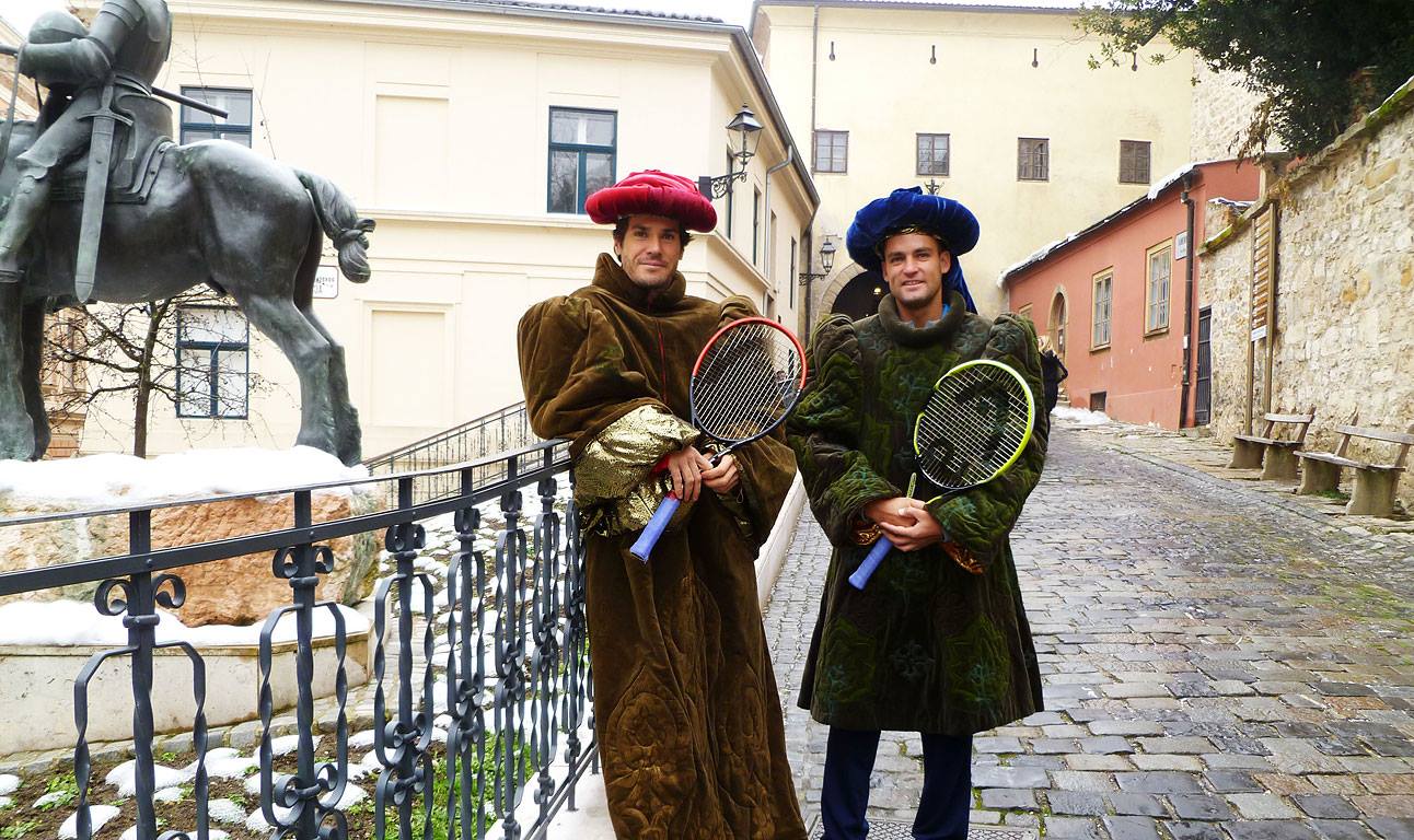 Южни и Хаас играха тенис с тоги в Стария град на Загреб (снимки)