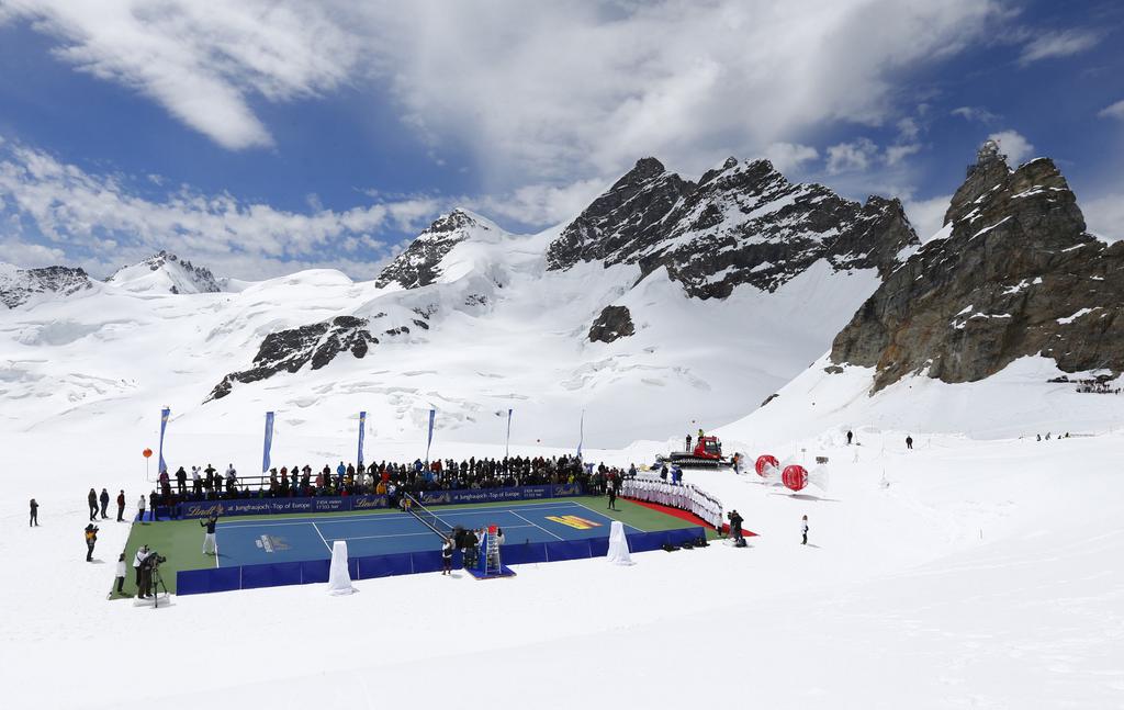 ВИДЕО: Федерер и Линдзи Вон играха върху ледник