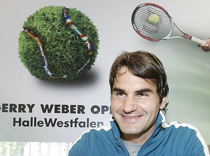 Федерер прави шоу за публиката в Хале след лесна победа