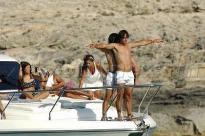 Вердаско и Лопес "забавляват" армия гаджета на яхта (снимки)