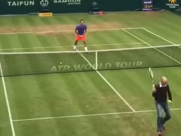 ВИДЕО: Журналист скри топката на Федерер с уникален „хот-дог”