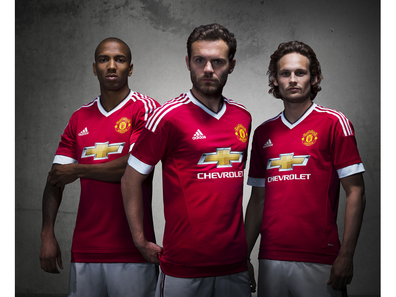 Adidas представи екипите на Манчестър Юнайтед, поставяйки началото на рекордно 10-годишно партньорство