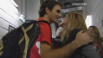ВИДЕО: Семейство Надал разцелува Федерер след финала