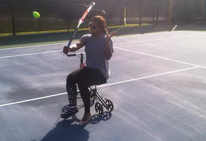Серина Уилямс "тренира" с инвалидна количка