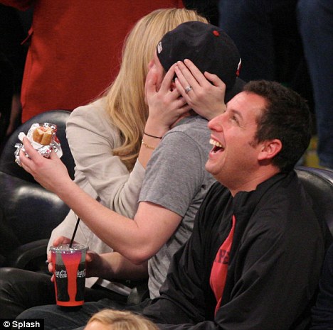 Бруклин раздава целувки в ефир, докато Анди ближе рани (снимки)