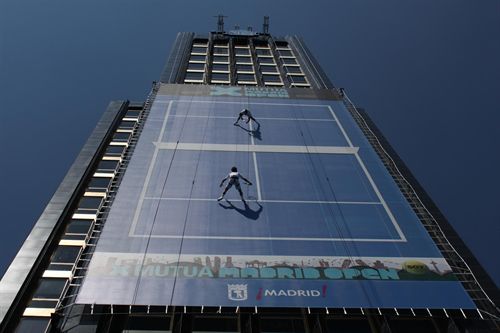 ВИДЕО: Уникална реклама на вертикален тенис корт в Мадрид