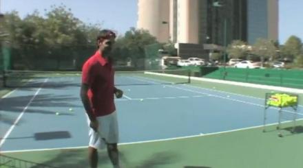 ВИДЕО: Федерер се бъзика с приятел в култово клипче