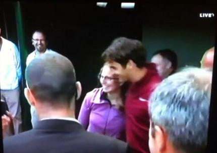 ВИДЕО: Федерер дари с прегръдка напориста фенка