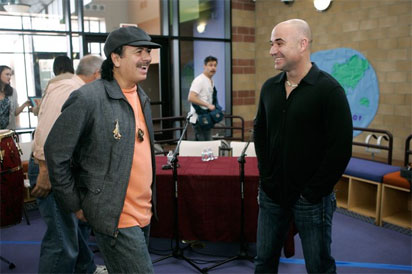 Карлос Сантана подкрепи Агаси за автобиографията му