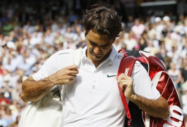 Федерер напусна Уимбълдън 2011 след една от най-тежките загуби в кариерата си