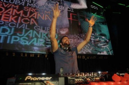 DJ Янко Типсаревич се вихри на парти в Белград (снимки)