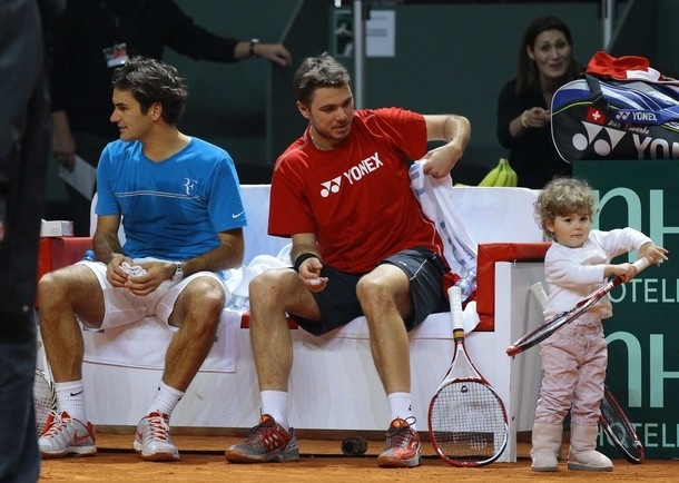 Федерер показа трикове на дъщерята на Вавринка (снимки)