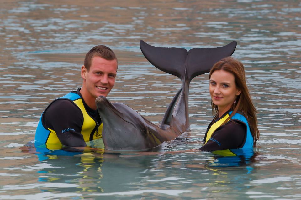 ВИДЕО: Бердих и гаджето му танцуват с делфини в Дубай